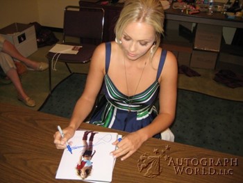 Laura Vandervoort autograph