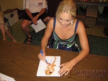 Laura Vandervoort autograph