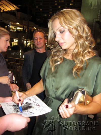 Celebrity Autographs on Rebecca Marshall Signs For Autograph World On 10 27 2010 At Mann S 6