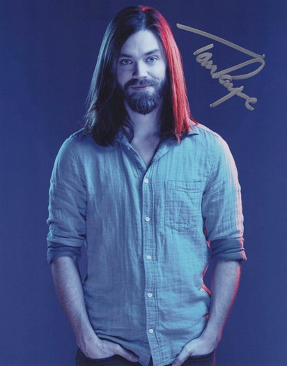 Tom Payne autograph