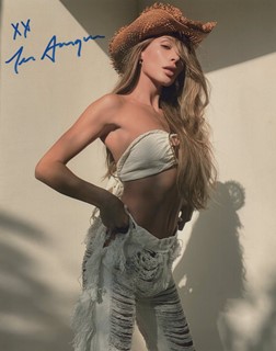 Tess Anique autograph