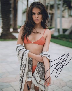 Laura Ariana autograph