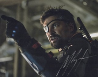 Manu Bennett autograph