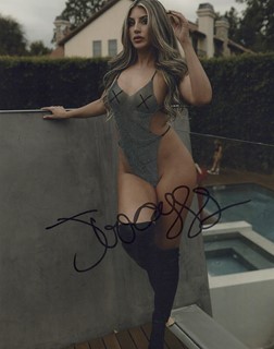 Aliciya Flores autograph