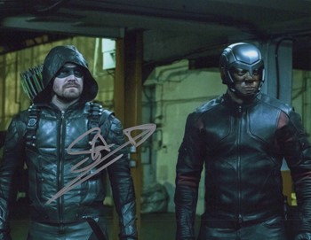 Stephen Amell autograph