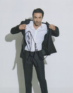 Pej Vahdat autograph