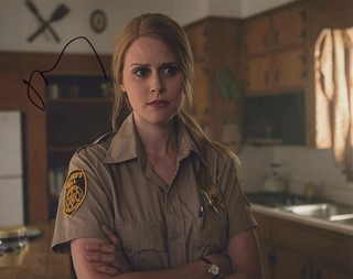 Janet Varney autograph