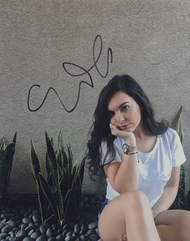 Isabella Gomez autograph