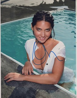 Olivia Munn autograph