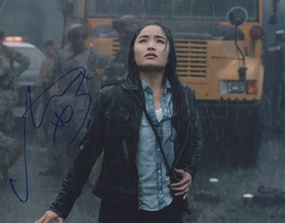 Anna Sawai autograph