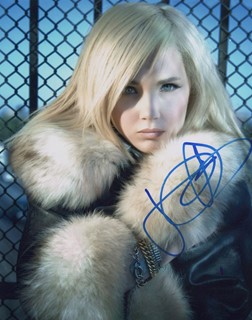 Juno Temple autograph