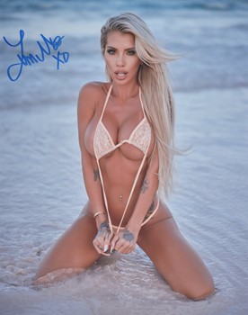 Lynnie Marie autograph