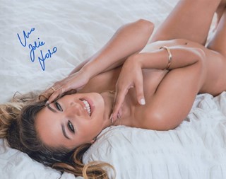 Uma Jolie autograph