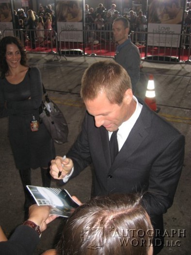 Aaron Eckhart autograph