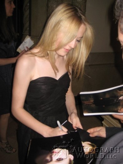 Dakota Fanning autograph