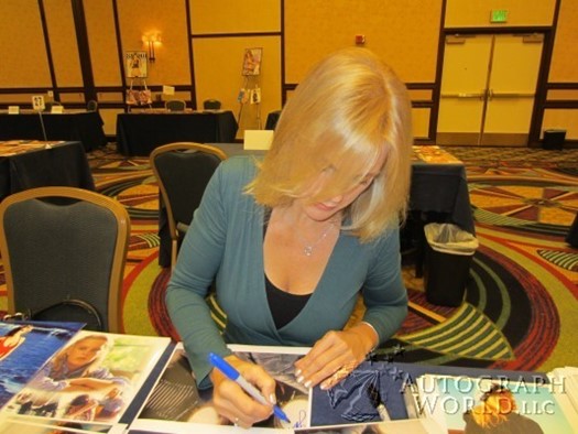 Erika Eleniak autograph