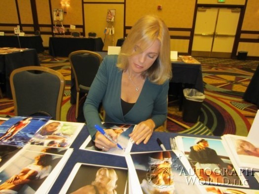 Erika Eleniak autograph