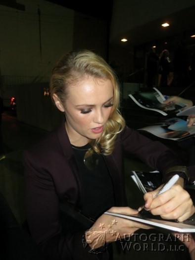 Hannah New autograph