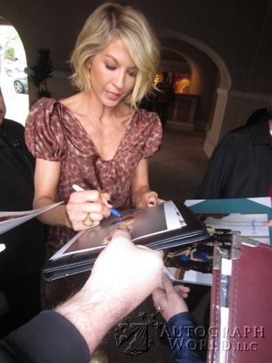 Jenna Elfman autograph