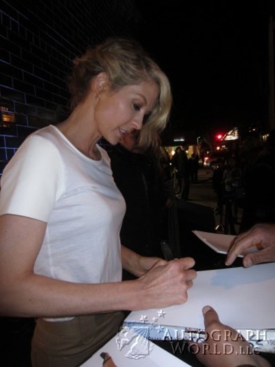 Jenna Elfman autograph