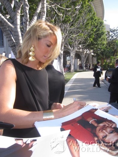 Jenna Elfman autograph