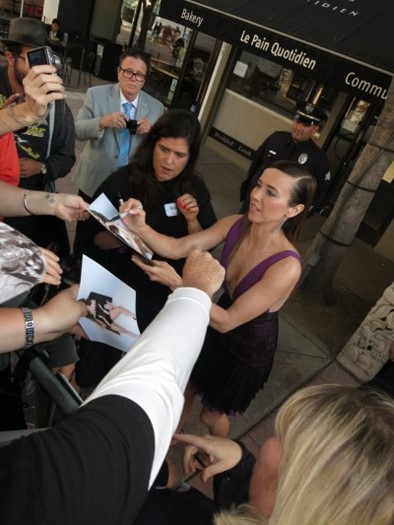 Linda Cardellini autograph