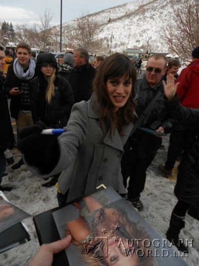 Lizzy Caplan autograph