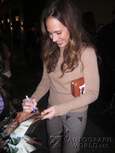 Nikki Deloach autograph