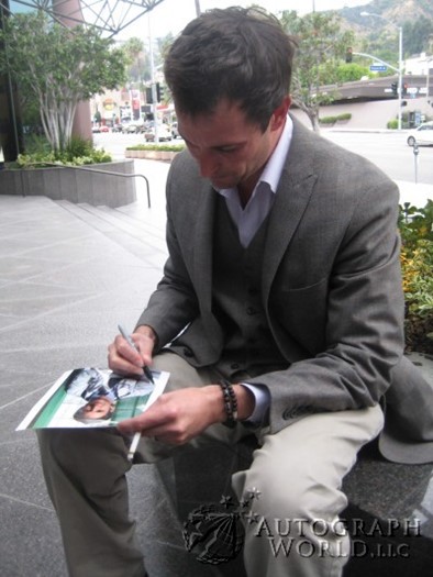 Noah Wyle autograph