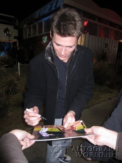 Scott Eastwood autograph