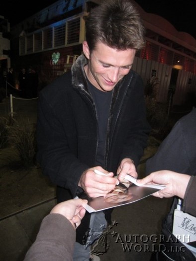 Scott Eastwood autograph