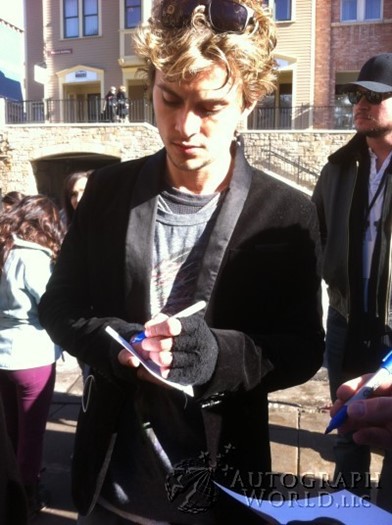 Shiloh Fernandez autograph