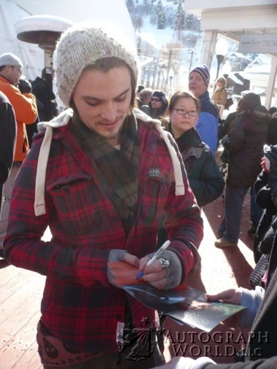 Shiloh Fernandez autograph