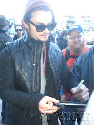 Shiloh Fernandez autograph