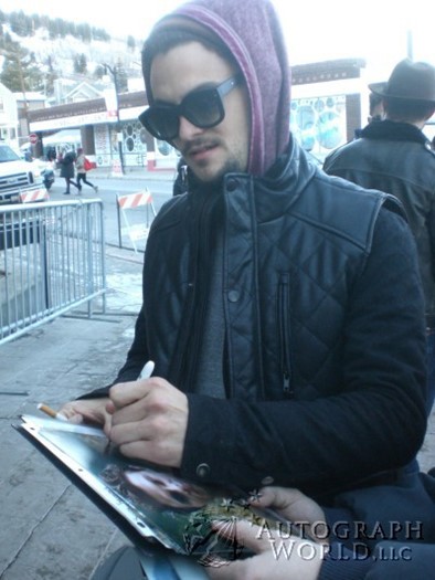 Shiloh Fernandez autograph