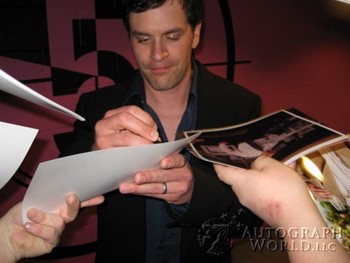 Tom Everett Scott autograph